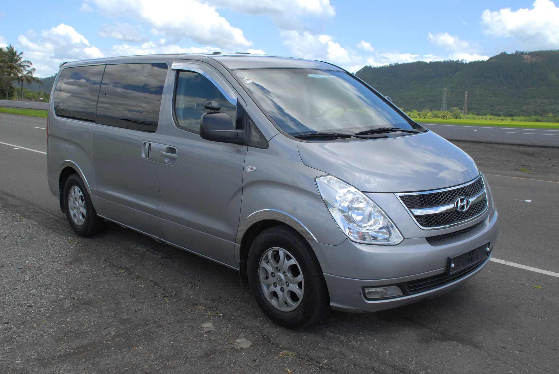 Автомобиль hyundai starex